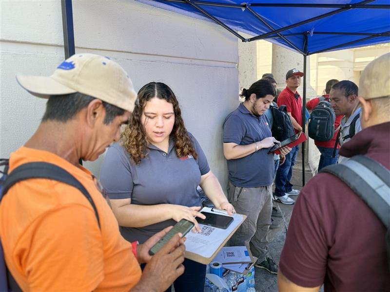 másMX staff registering candidates at the event entrance